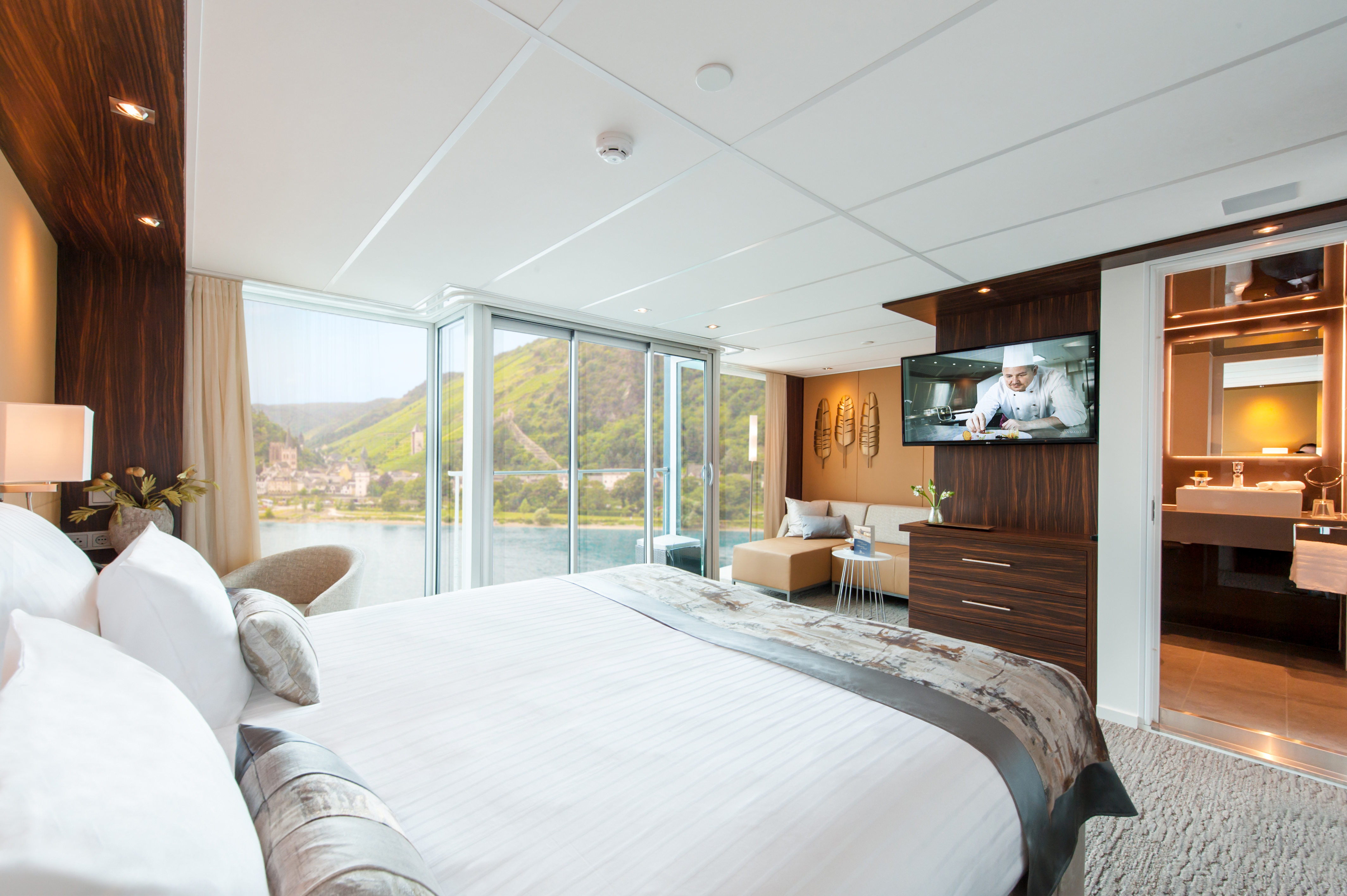 Amadeus River Cruises - Amadeus Queen - Accommodation - Suite .jpg